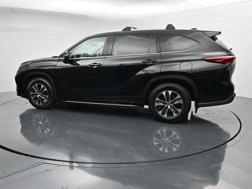 Midnight Black Metallic 2022 Toyota Highlander XLE