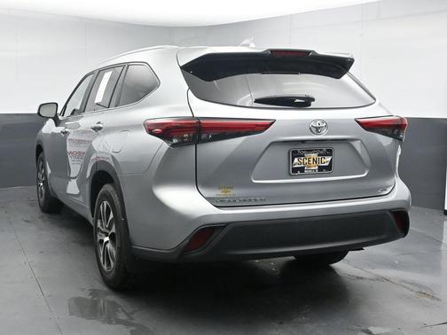 Celestial Silver Metallic 2023 Toyota Highlander XLE