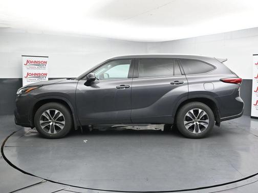 Magnetic Gray Metallic 2021 Toyota Highlander XLE