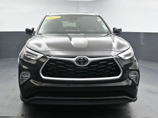 Opulent Amber 2021 Toyota Highlander XLE