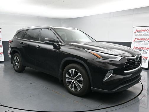 Opulent Amber 2021 Toyota Highlander XLE