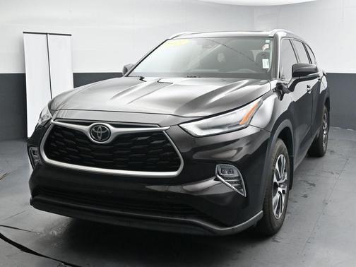 Opulent Amber 2021 Toyota Highlander XLE
