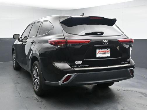 Opulent Amber 2021 Toyota Highlander XLE