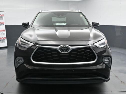 Opulent Amber 2021 Toyota Highlander XLE