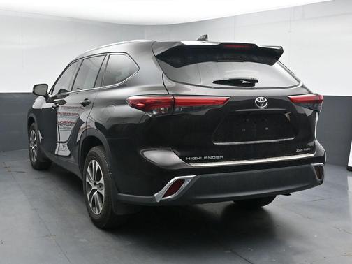 Opulent Amber 2021 Toyota Highlander XLE