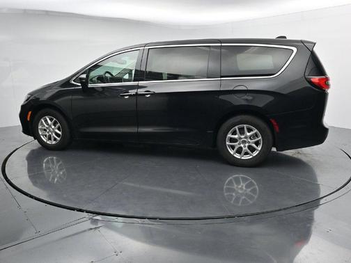 Brilliant Black Crystal Pearlcoat 2023 Chrysler Pacifica Touring L
