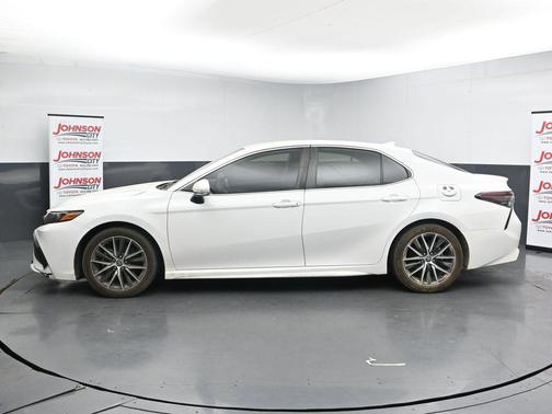 White 2022 Toyota Camry SE