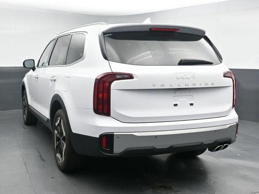Glacial White Pearl 2024 Kia Telluride S
