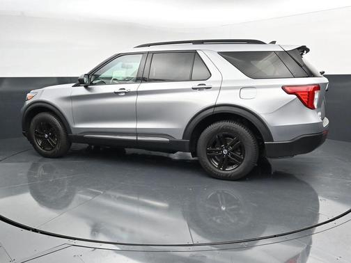 Silver Metallic 2022 Ford Explorer XLT