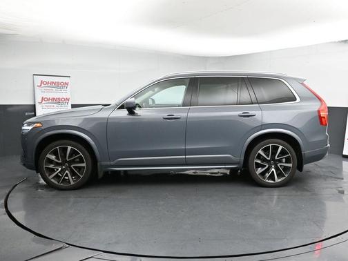2022 Volvo XC90 T6 Momentum