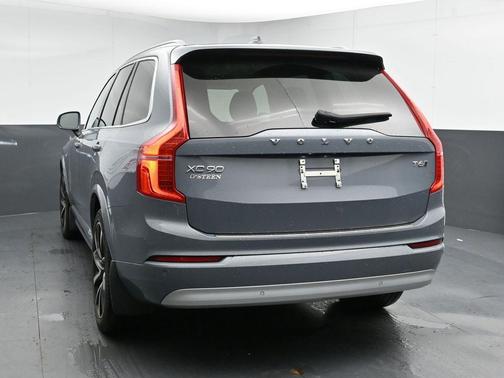 2022 Volvo XC90 T6 Momentum