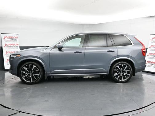 2022 Volvo XC90 T6 Momentum