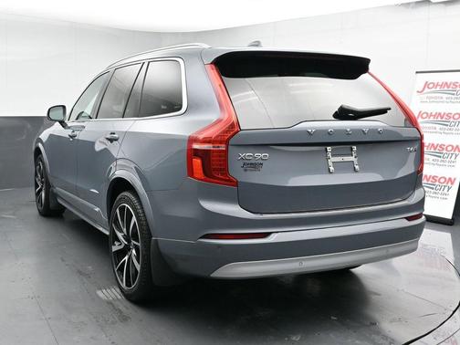 2022 Volvo XC90 T6 Momentum