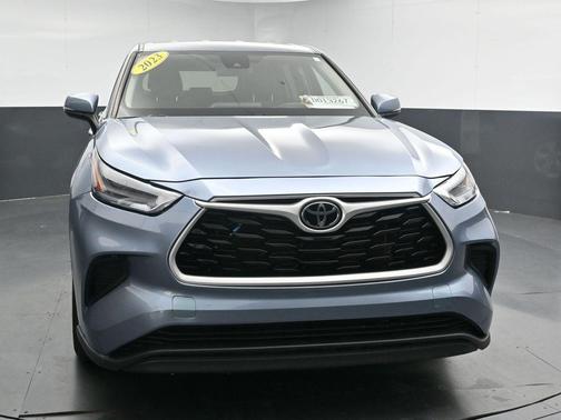 Moon Dust 2023 Toyota Highlander LE