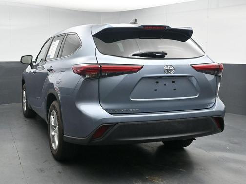 Moon Dust 2023 Toyota Highlander LE