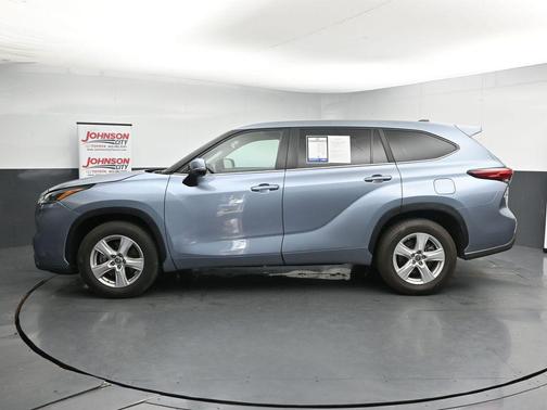Moon Dust 2023 Toyota Highlander LE