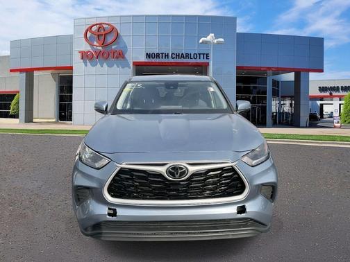 Moon Dust 2023 Toyota Highlander LE