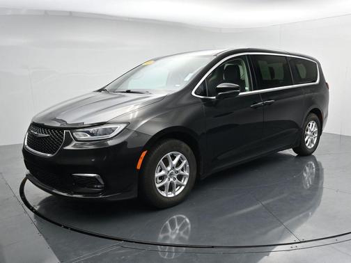 Brilliant Black Crystal Pearlcoat 2023 Chrysler Pacifica Touring L