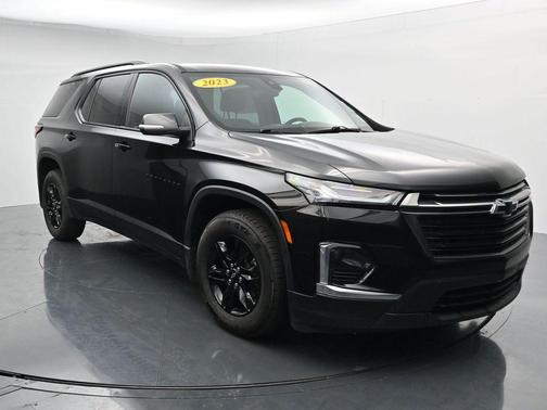 Mosaic Black Metallic 2023 Chevrolet Traverse LT Cloth