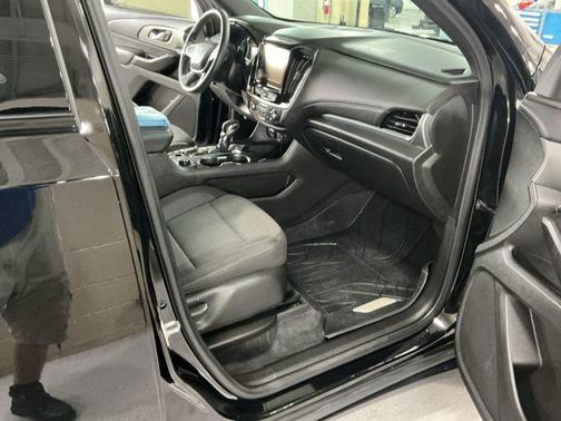 Mosaic Black Metallic 2023 Chevrolet Traverse LT