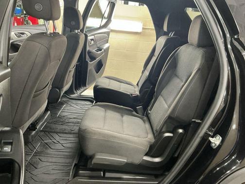 Mosaic Black Metallic 2023 Chevrolet Traverse LT Cloth