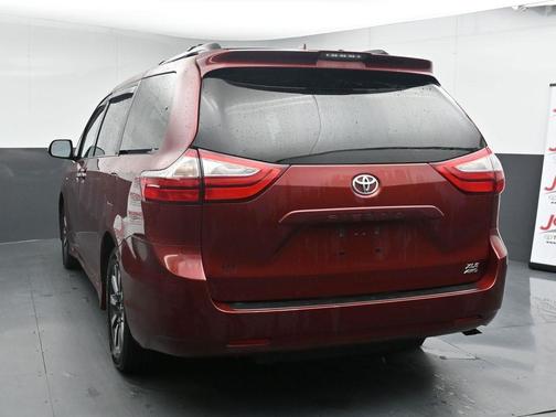 2018 Toyota Sienna XLE