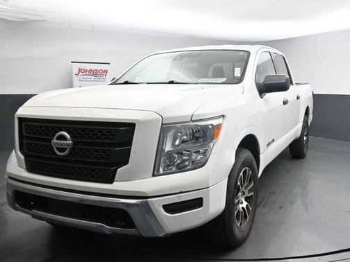 2022 Nissan Titan SV
