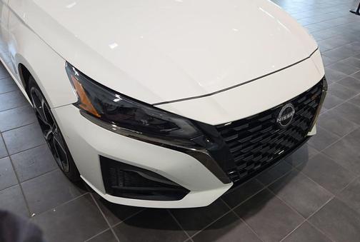 Glacier White 2024 Nissan Altima SR FWD