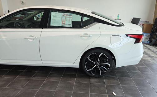 Glacier White 2024 Nissan Altima SR FWD