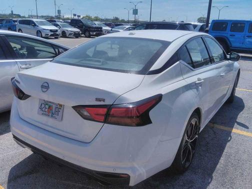 Glacier White 2024 Nissan Altima SR FWD