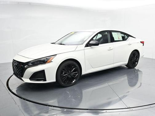 Glacier White 2024 Nissan Altima SR FWD