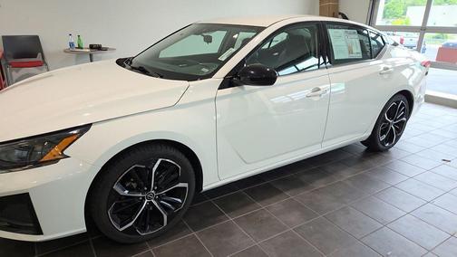 Glacier White 2024 Nissan Altima SR FWD