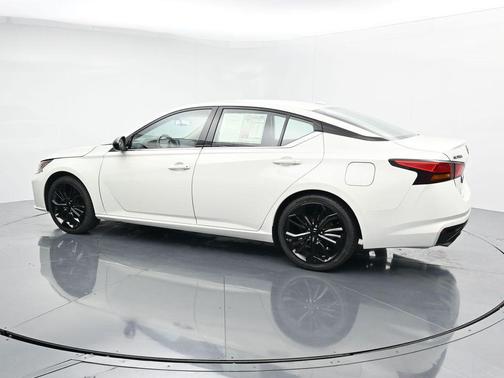 Glacier White 2024 Nissan Altima SR FWD
