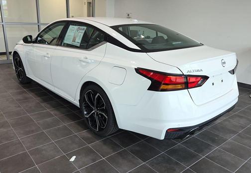 Glacier White 2024 Nissan Altima SR FWD