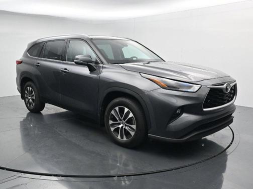 Magnetic Gray Metallic 2022 Toyota Highlander XLE