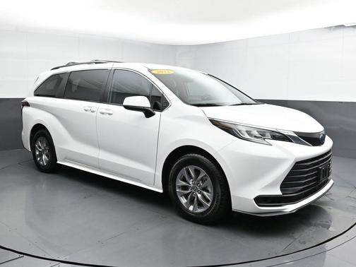 2022 Toyota Sienna LE