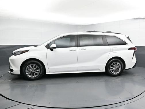 2022 Toyota Sienna LE
