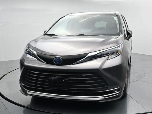 Predawn Gray Mica 2024 Toyota Sienna XLE