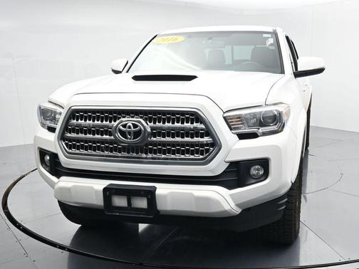 Super White 2016 Toyota Tacoma TRD Sport