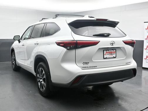 Wind Chill Pearl 2022 Toyota Highlander XLE