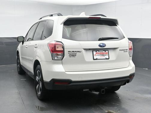 Crystal White Pearl 2017 Subaru Forester 2.5i Premium