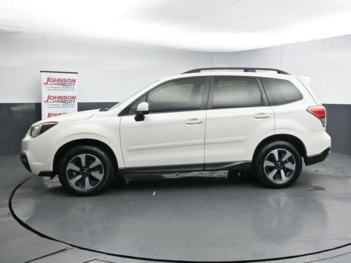 Crystal White Pearl 2017 Subaru Forester 2.5i Premium