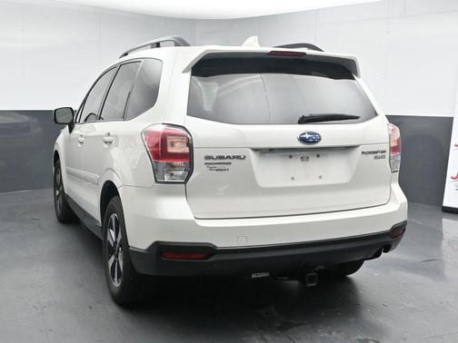 Crystal White Pearl 2017 Subaru Forester 2.5i Premium