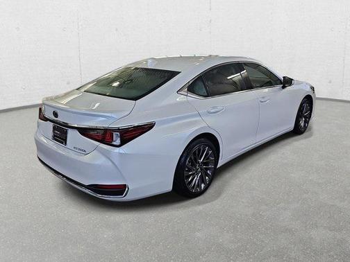 2025 Lexus ES 300h Ultra Luxury