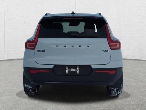 2022 Volvo XC40 T5 R-Design