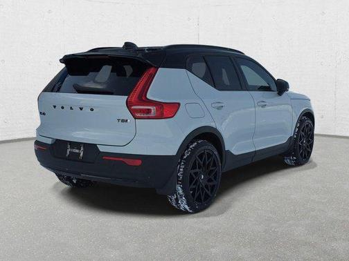 2022 Volvo XC40 T5 R-Design