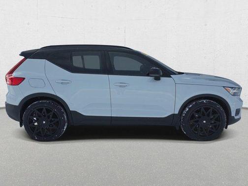 2022 Volvo XC40 T5 R-Design