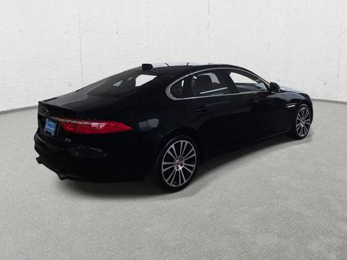 Ultimate Black Metallic 2017 Jaguar XF 35t Prestige