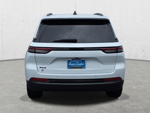 Bright White Clearcoat 2023 Jeep Grand Cherokee Altitude
