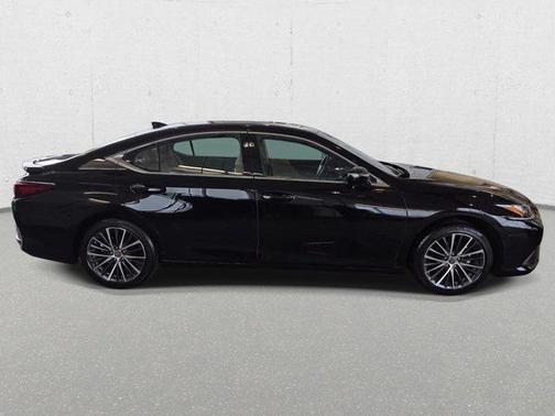 2025 Lexus ES 300h Base